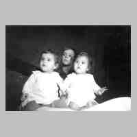 051-0064 Die drei Kinder von Erich und Kaethe Neumann. Helmut, Jahrgang 1935 und die Zwillinge Gisela und Dorothea, Jahrgang 1939.JPG